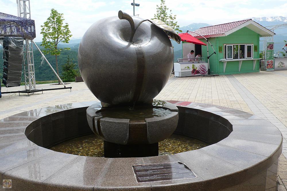 almaty-apple-sculpture-in-koktepe2-P1160549