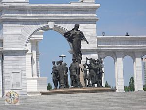astana-independent-monument-sculpture-arc-p1180466