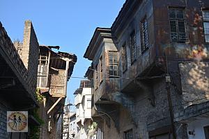 kahramanmaras-narrow-street-old-wooden-houses-2588